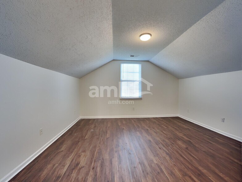 Building Photo - 3028 Crusades St