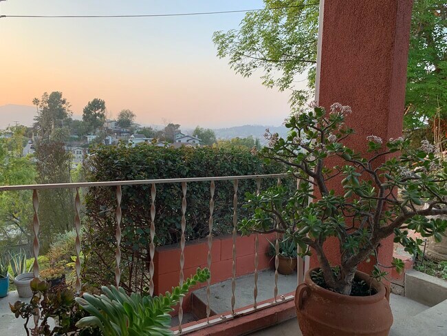 Building Photo - 1638 W Kilbourn St