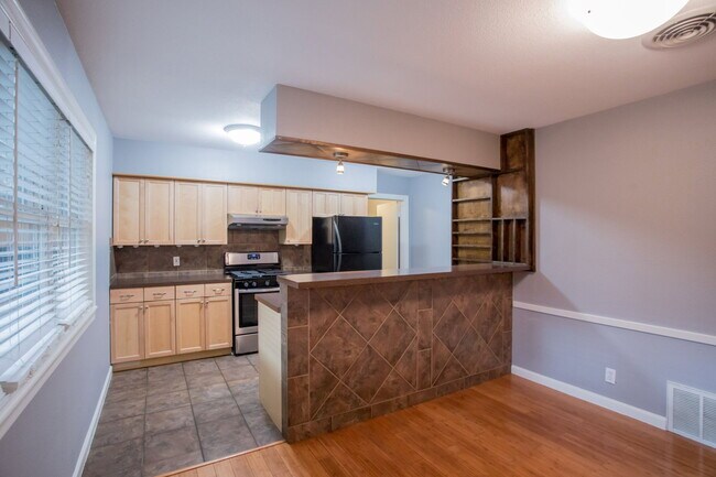 Building Photo - 2416 S 5th St