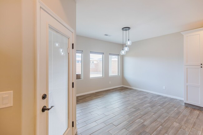 Building Photo - Modern 4 Bed 3 Bath - Pets Allowed!