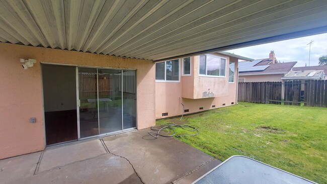 Building Photo - Spacious 4 bedroom, 3 bath home Tri-level in the Scottsdale East Area between Florin Rd and Gerbe...