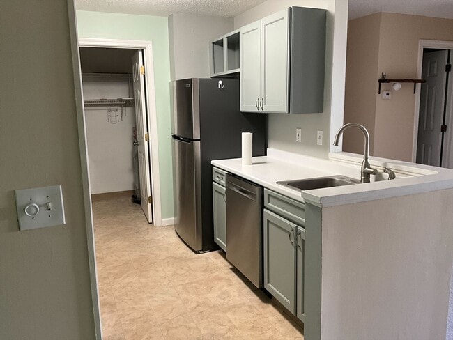 Building Photo - 15 Windsor Ct