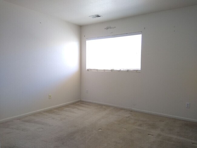 Building Photo - Massive and Expansive 5 Bedroom Green Vall...