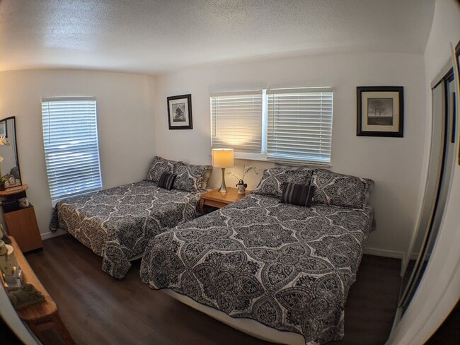 Building Photo - 2 Bed / 1 Bath Cozy Downtown Duplex Apartment