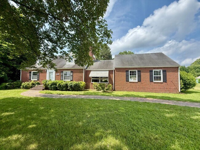 Building Photo - Four bedroom, 1.5 bath house in Graham -De...