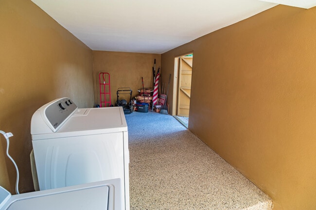 Building Photo - 954 Omar Rd