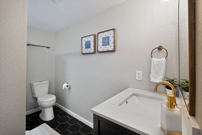 Building Photo - Discover lakeside living at its finest.