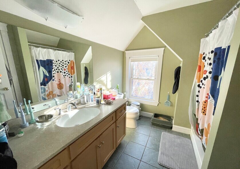 Building Photo - 17 Iroquois St