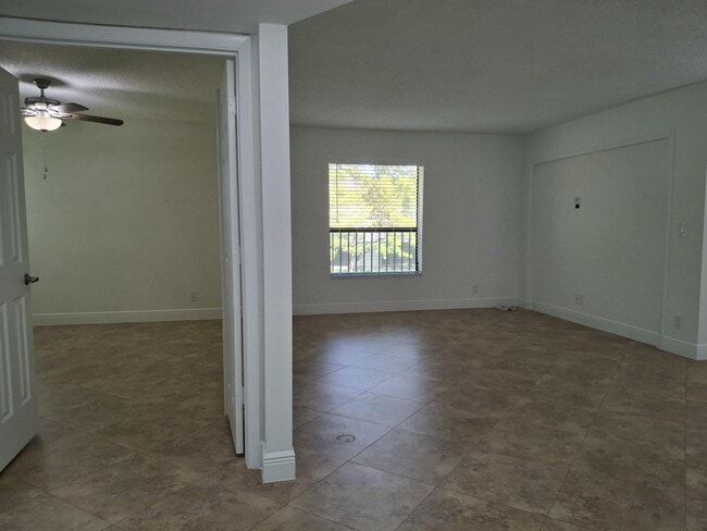 Building Photo - 4017 Carambola Cir N