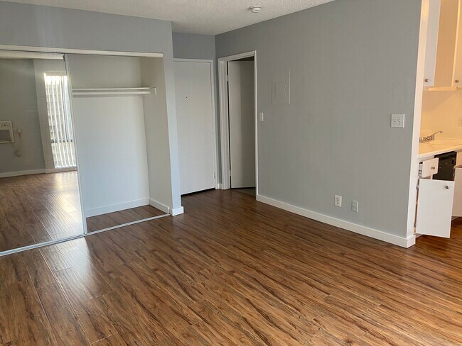 Building Photo - 7044 Hawthorn Ave