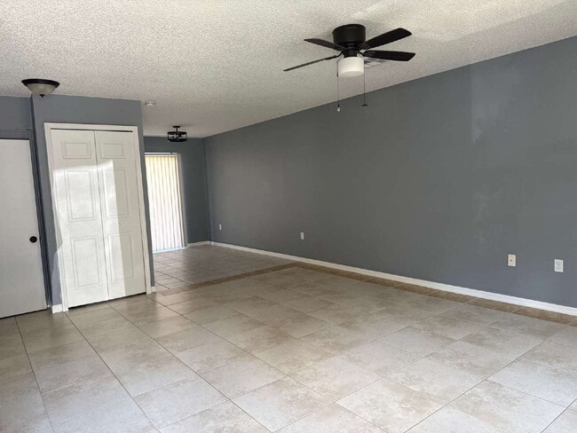 Building Photo - Newly Renovated 2 bedroom Townhouse