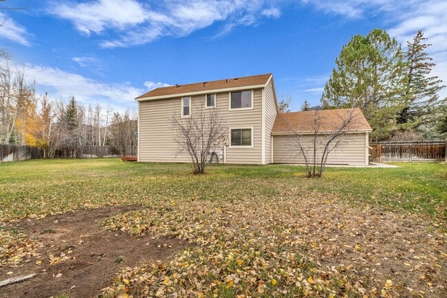 Building Photo - Prime Park Meadows Home