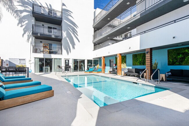 Building Photo - 616 Esplanade-SI FL2-ID440