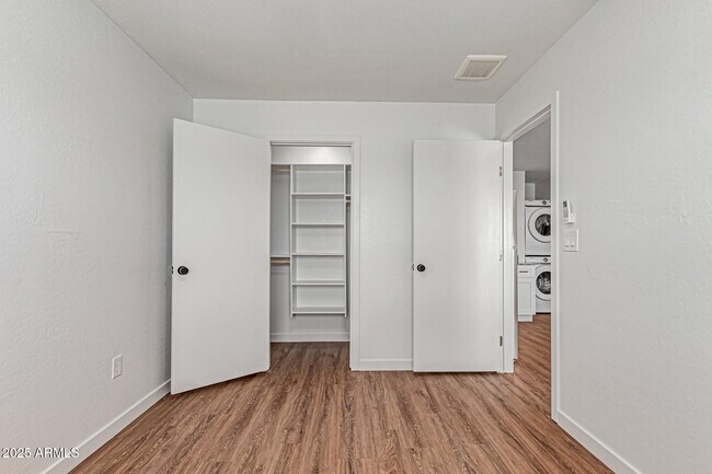 Building Photo - 1934 E Carver Dr