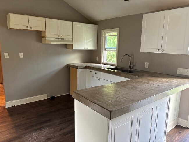 Building Photo - 2 Bedroom 1 Bath Home in Winston-Salem