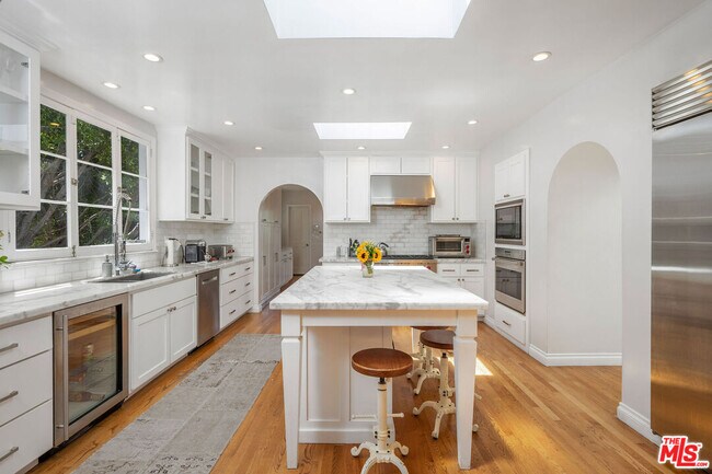 Building Photo - 4734 Los Feliz Blvd