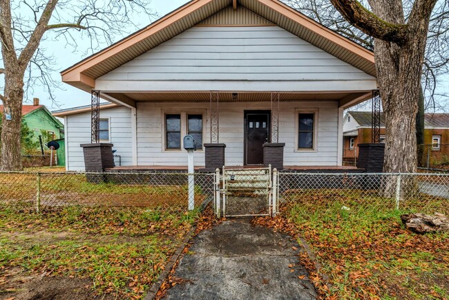 Building Photo - PRICE REDUCED- $995 - Cute 3 Bed/2 Bath Si...
