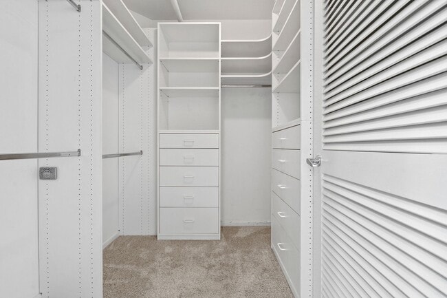 Building Photo - Light Filled 2 Bed, 2 Bath South Beach Por...