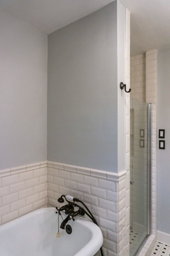 Building Photo - Beautiful Three-Bedroom with Fenced Yard i...