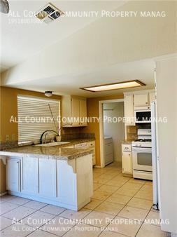 Building Photo - Single Family Home in Yucca Valley!