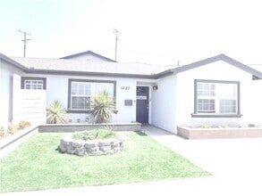 Building Photo - 5678 Oak Pl