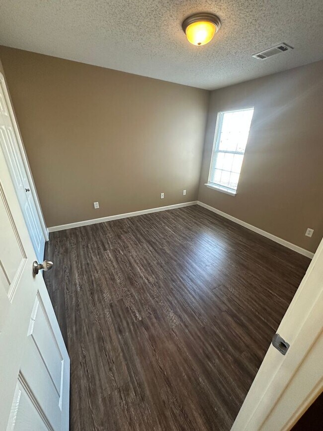 Building Photo - 2008 Jackman St