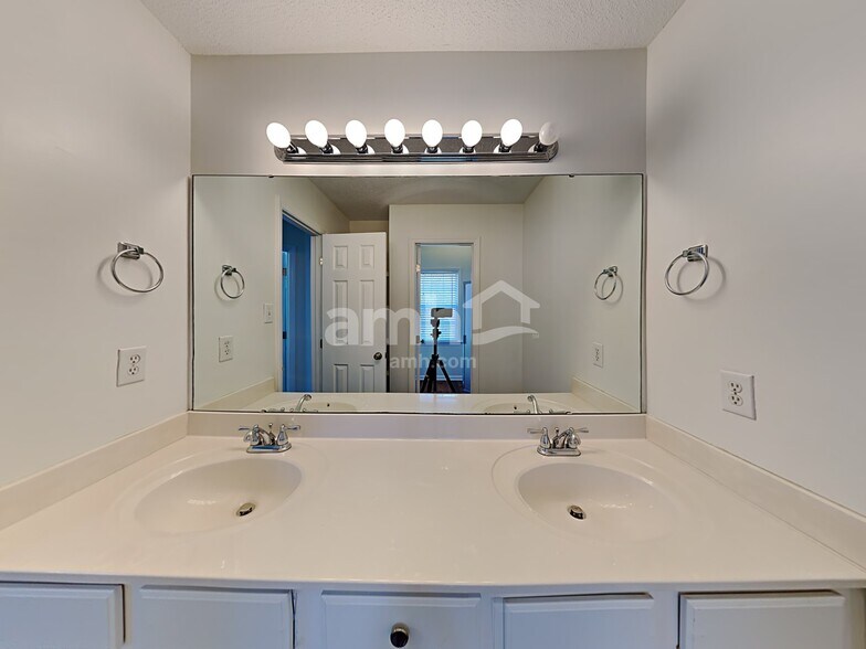 Building Photo - 241 Pinecroft Dr