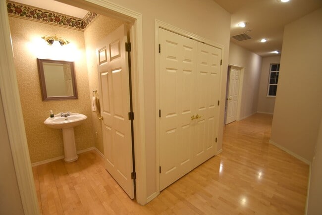 Building Photo - 2Bd/2.5Ba Issaquah Condo