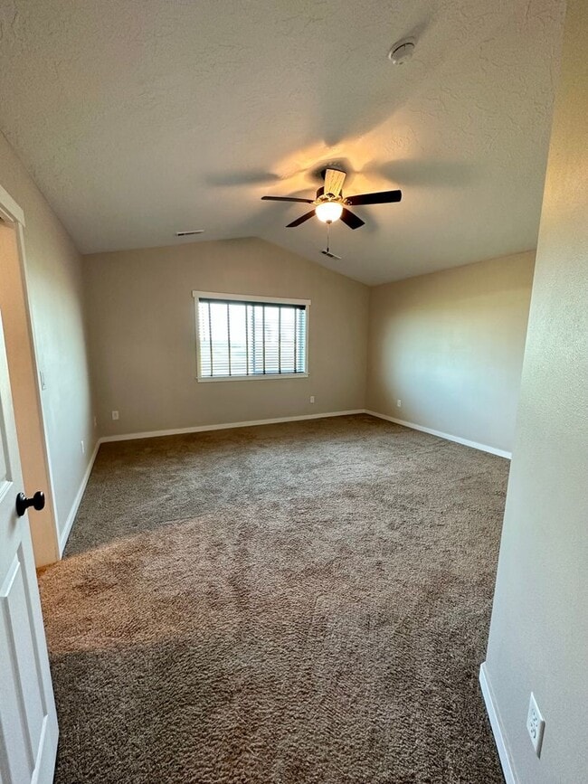 Building Photo - 3 Bedroom Townhome