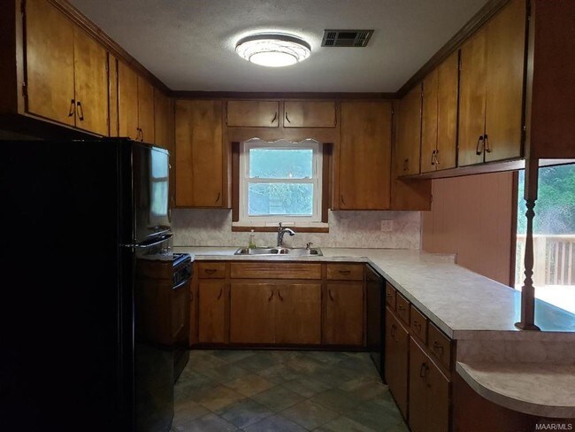 Building Photo - 1203 Oates Rd