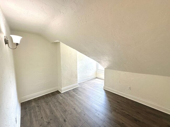 Building Photo - Updated 4 Bed, 1 Bath Home in Hazelwood - ...