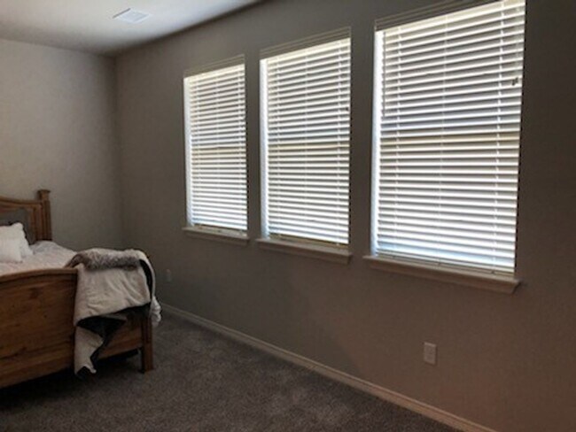 Building Photo - Beautiful 3 bed, 3 bath Townhome in West W...
