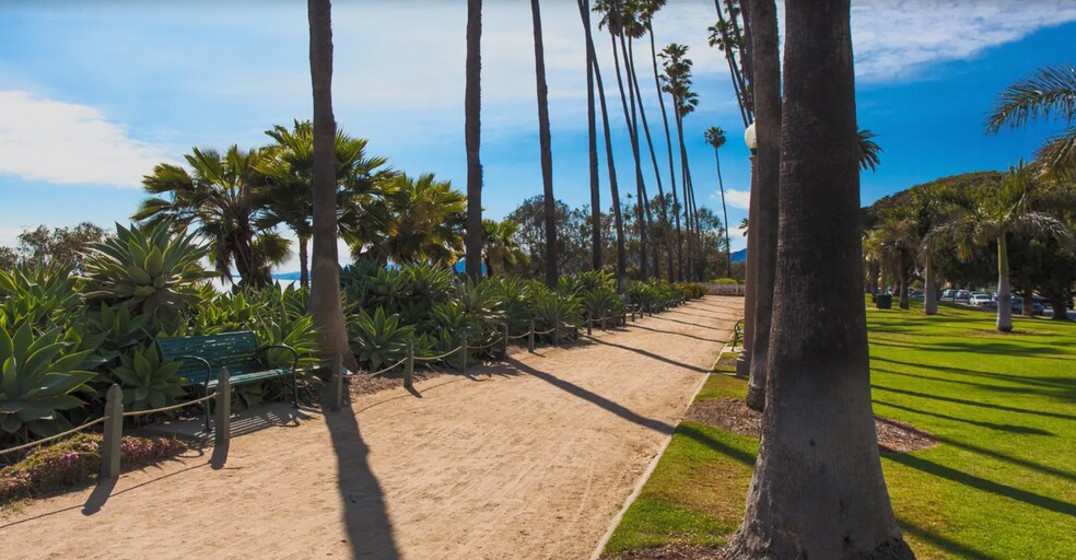 Beautiful Palisades Park's walkway with views from the bluffs - 515 Ocean Ave
