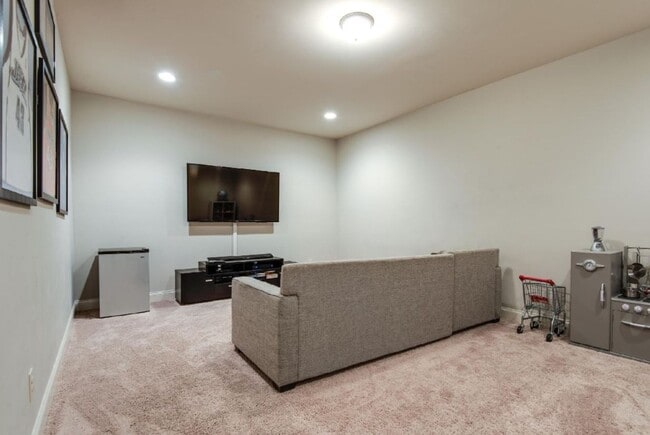 Building Photo - 3-bedroom, 2.5-bath home with a 2-car garage in the sought-after Gateway Village community of Fra...