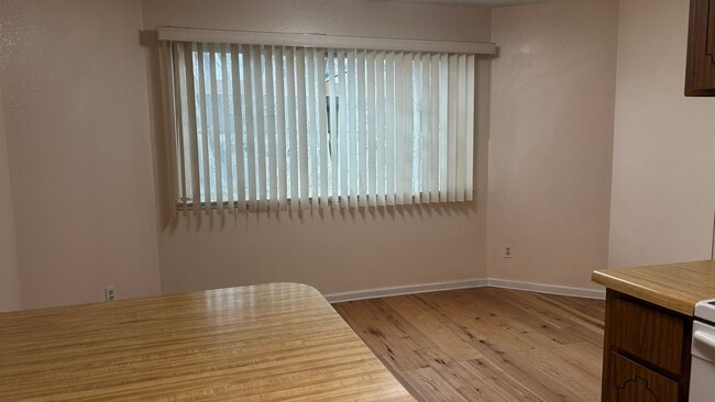 Building Photo - Spacious 3 bed/2 bath condo in Desirable Valley Crest