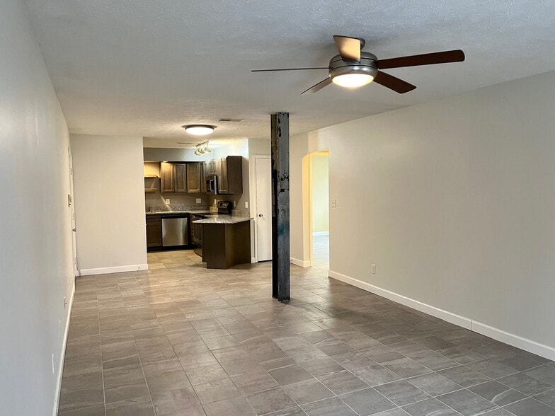 Building Photo - 302 E Grove St