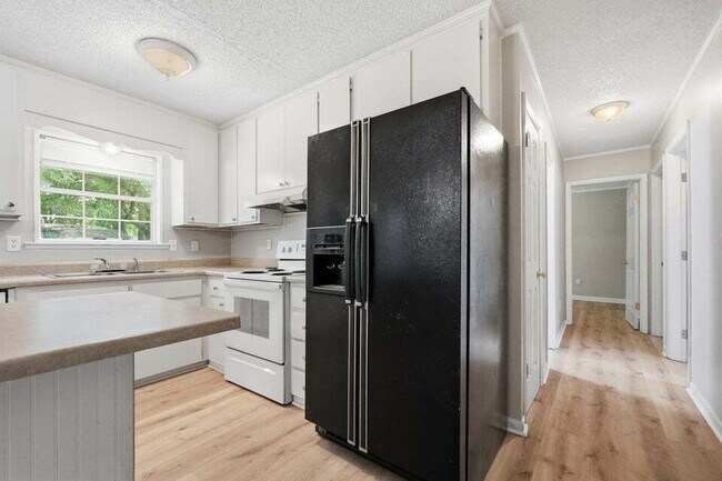 Building Photo - A small-town charm ready for move in!