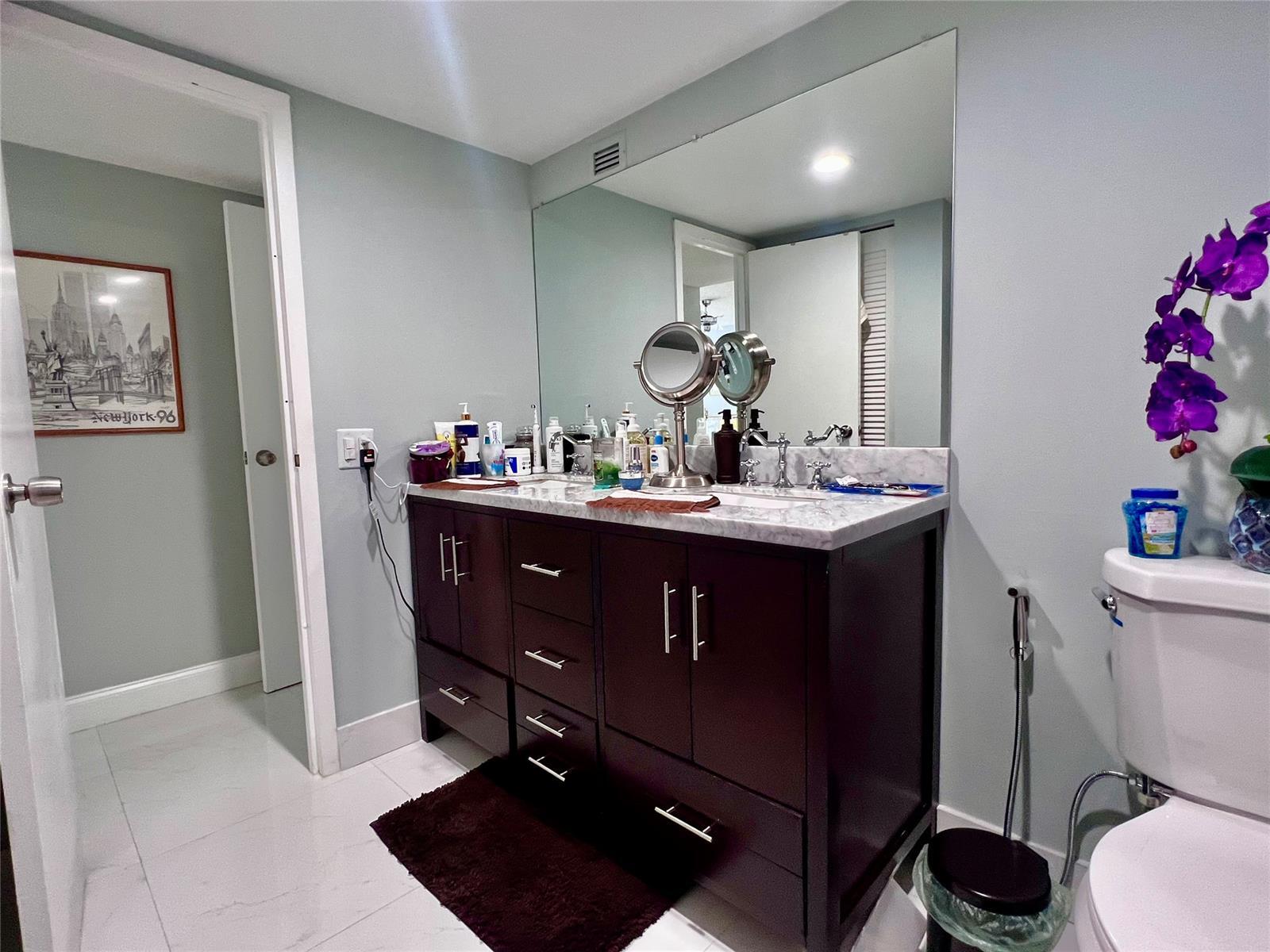 Building Photo - 2049 S Ocean Dr