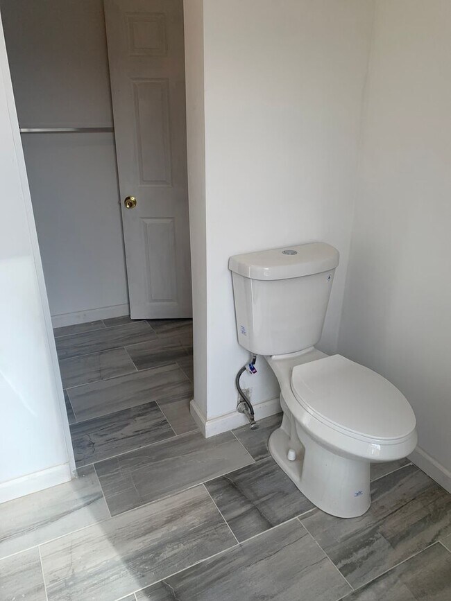 Building Photo - 2nd Floor Modern Renovated 1 Bedroom Parki...