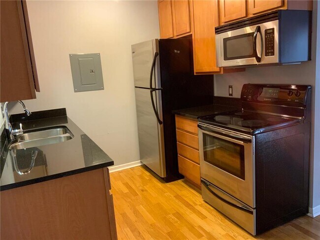 Building Photo - 520 Ridgewood Ave