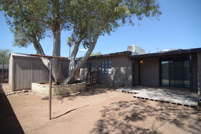 Building Photo - Charming 3 Bedroom 2 Bath House Plus Bonus...