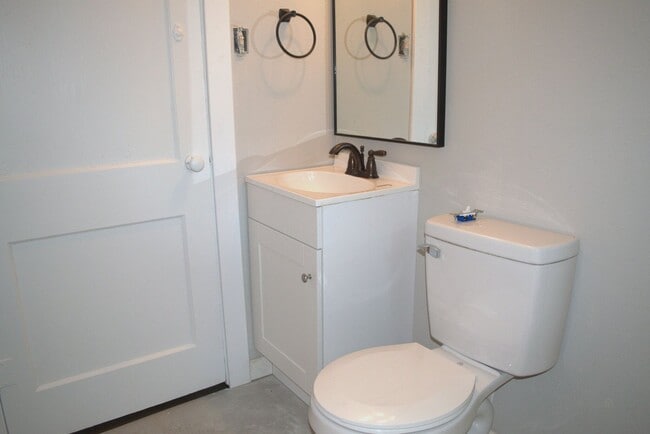 Building Photo - Great 2 Bed 1 Bath House!