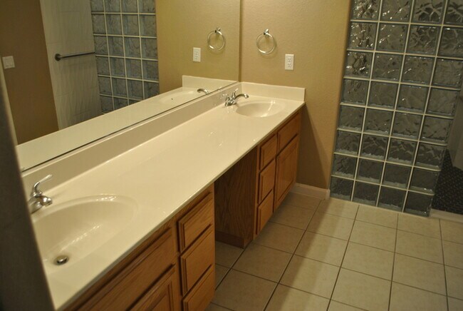 Building Photo - Gorgeous home in Springfield at Whitney Oaks