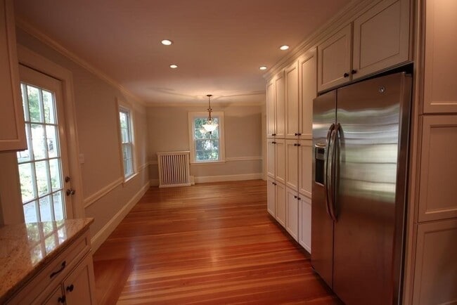 Building Photo - 30 Farmcrest Ave