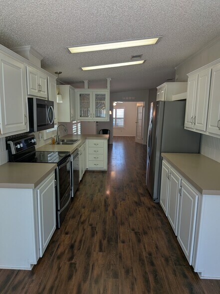 Building Photo - 215 Tiger Lilly Dr