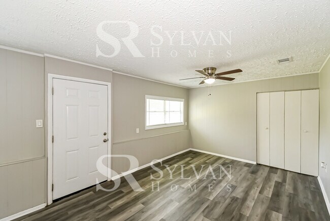 Building Photo - One-level living in this 3 BR, 2 BA home