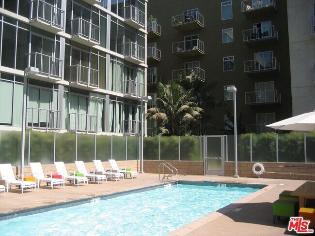 Building Photo - 645 W 9th St