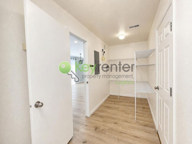Building Photo - 374 Wellington Dr