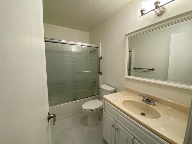 Building Photo - Spacious 2 Bedroom/ 2 Bath in the Highly Desired Tropical Setting of Windsong Cove Community of C...