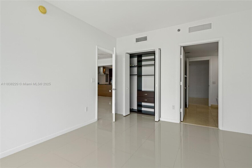 Building Photo - 495 Brickell Ave